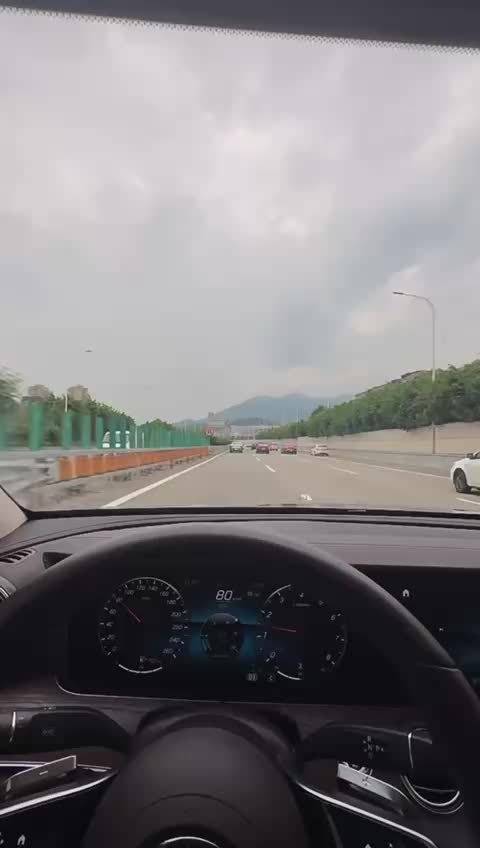 副驾驶也有点空，差一个会抢我歌的人