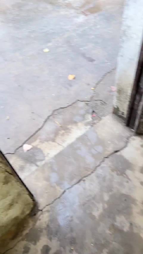 每到阴雨天气 仔仔的自卑就更加明显了