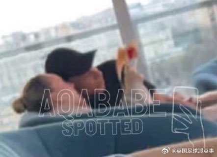 姆巴佩被曝与西班牙女星爱珀斯托交往，两人酒吧亲密接吻