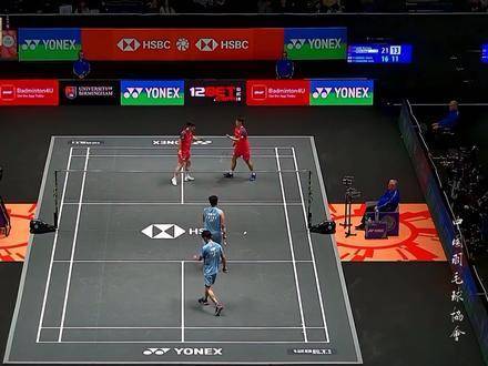 身着蓝色战袍的梁伟铿与王昶力克日本组合野村拓海/霜上雄一！