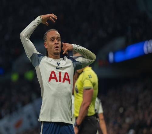 西蒙斯:格雷会成为非常优秀的中场,一个赛季我会穿4、50双球鞋_24直播网