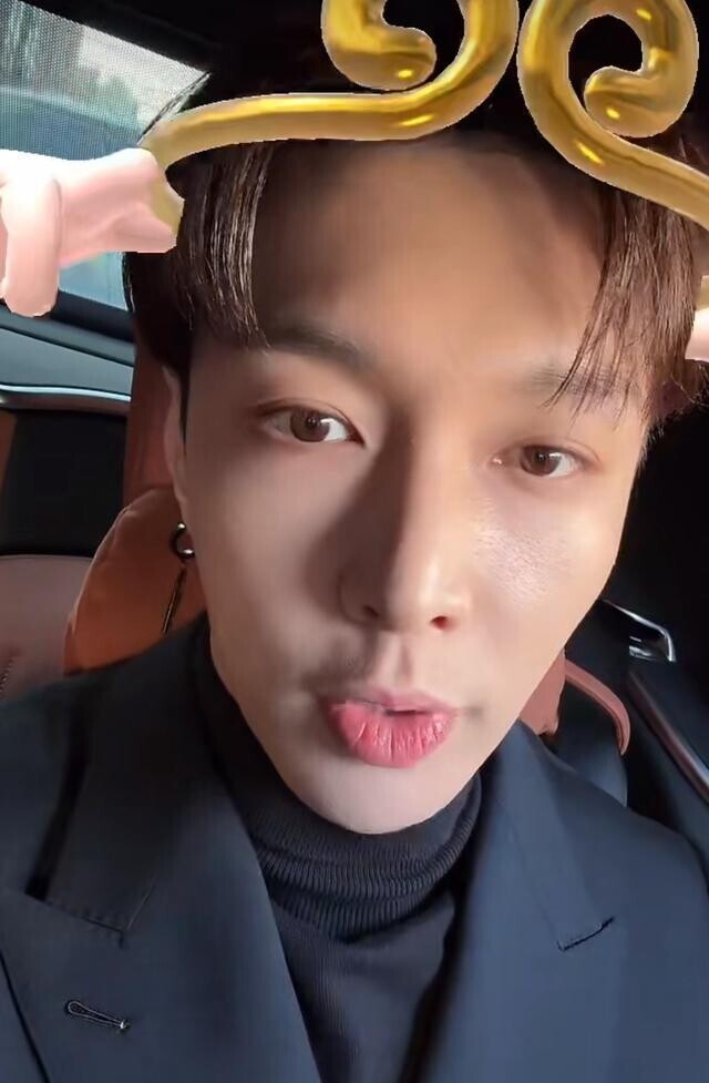 1月13日,张艺兴上班途中突击直播