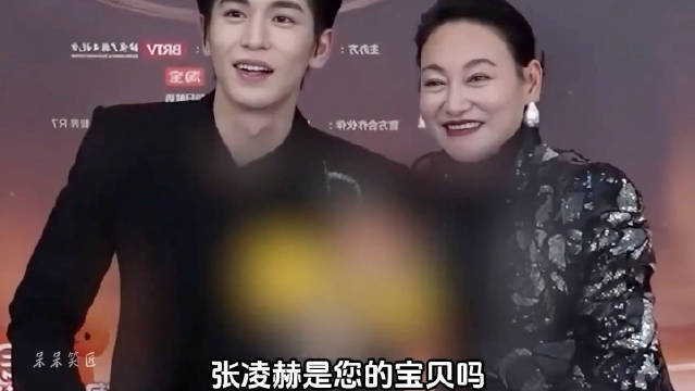 惠英红张凌赫隔代互动笑疯！前辈强行塞花，后辈呆萌接花成表情包