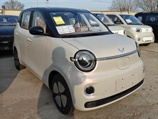 第五代宏光MINIEV四门四座+301km续航，换大屏了