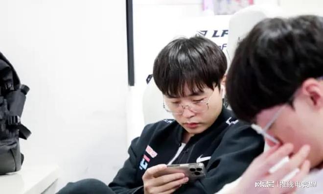 迎接新赛季：RNG呼吸哥直播圈粉，Faker直播被喷到沦陷