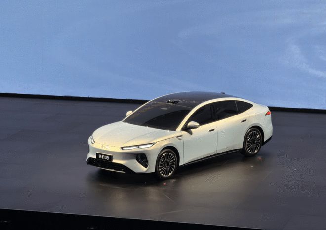 闪充技术/后轮转向/激光雷达 比亚迪海豹08首发亮相