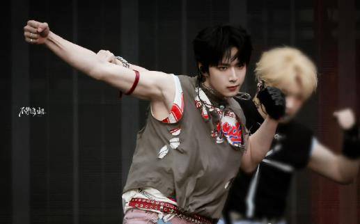 刘耀文无袖造型炸场!肌肉线条+痞帅风引爆热搜,粉丝:帅到失语