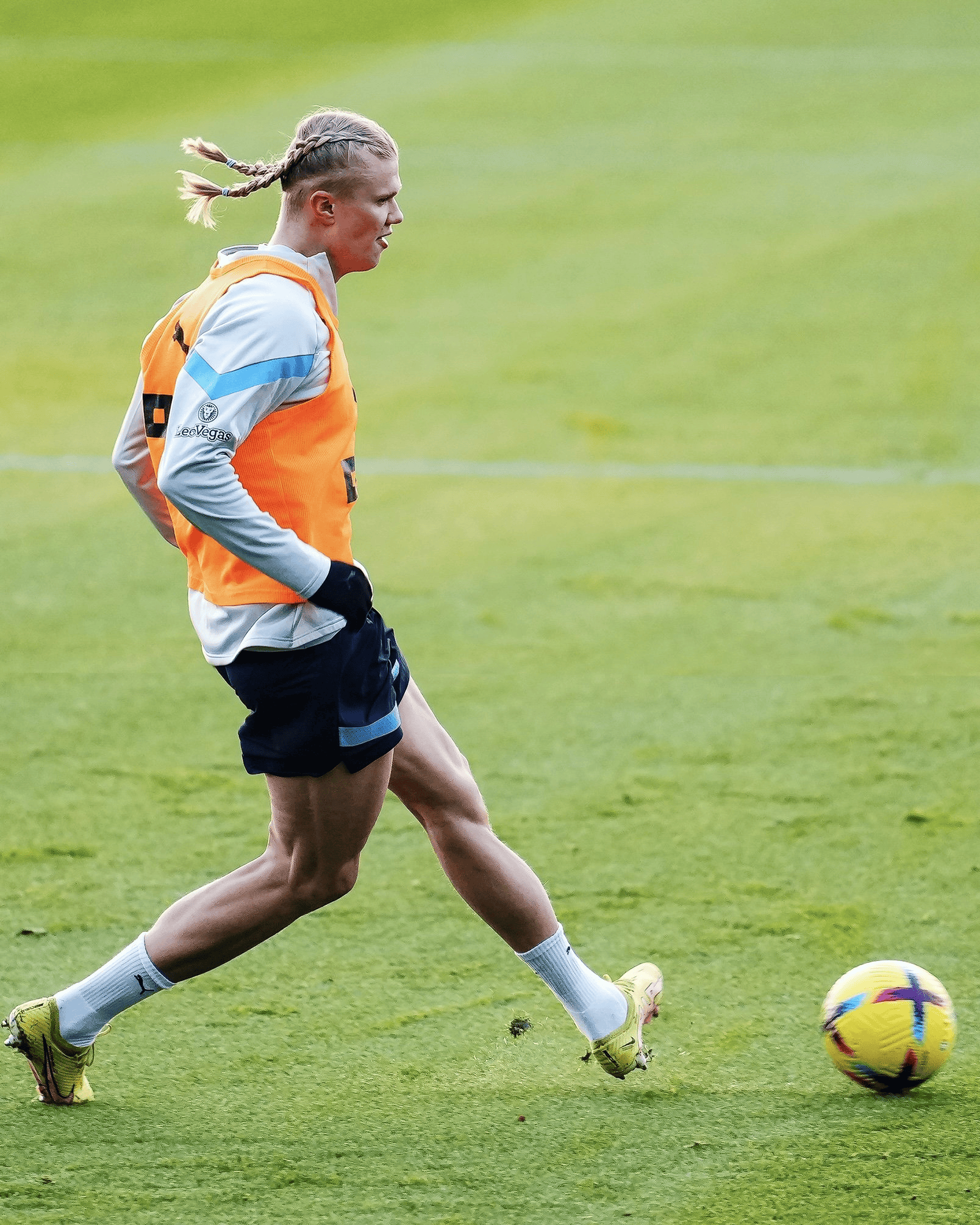 13次触球0射正,哈兰德关键战隐身,曼城7分落后,新双骄之争成笑话