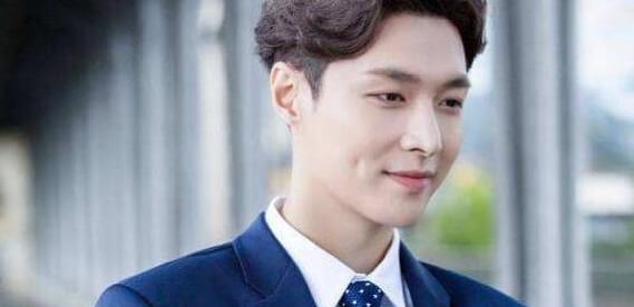 品质实力单身张艺兴，顶奢代言人，又是“年度最佳音乐制作人”