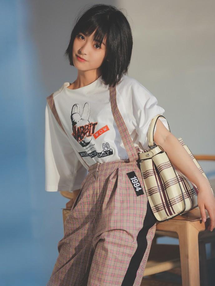 沈月不愧是小个子的穿搭模板,穿背带裤少女感十足,照着学准没错