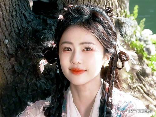 白鹿中专毕业,兼职做模特,如今大火成为顶流花,太励志了