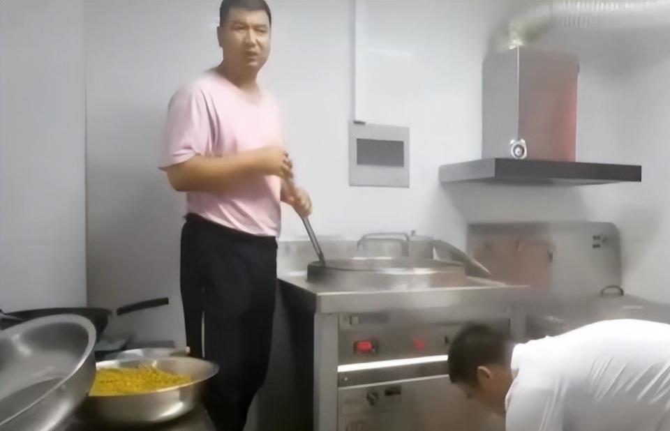 《武林外传》剧中小米的扮演者,戏外施粥5年,活成现实版“江湖侠客”