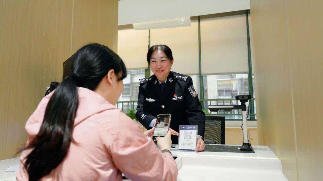 巾帼绽芳华 藏蓝映初心 走进深圳福田警营聆听铿锵玫瑰的坚守与柔情