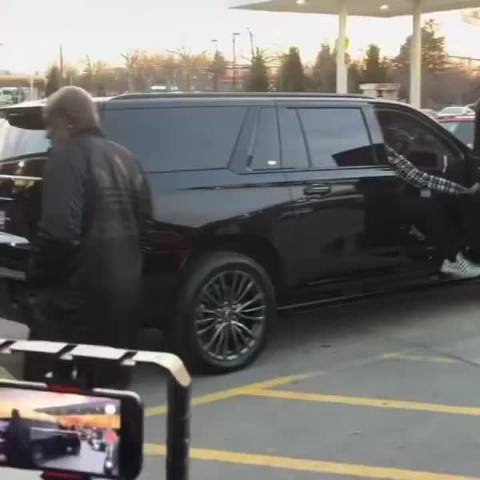 詹姆斯·哈登在克利夫兰的一家 Speedway 赛车场为球迷签名