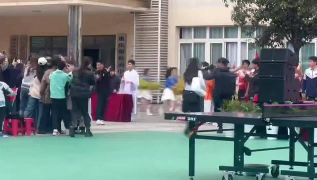 孙颖莎王艺迪等走进重庆校园