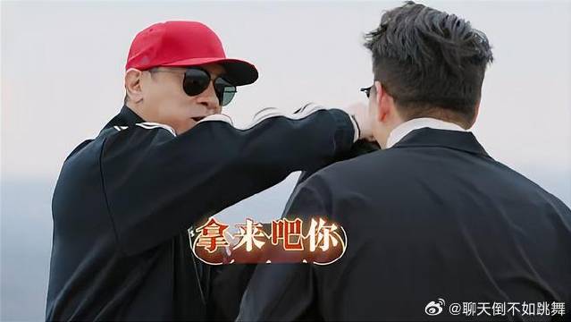 陈小春冻得受不了，直接扒了林晓峰羽绒服披上，拿来吧你！