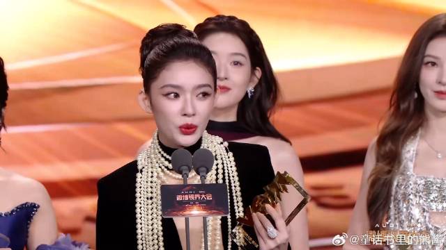 张予曦王玉雯沈月林允四人同框谁更美？看张凌赫的眼神，瞬间秒懂