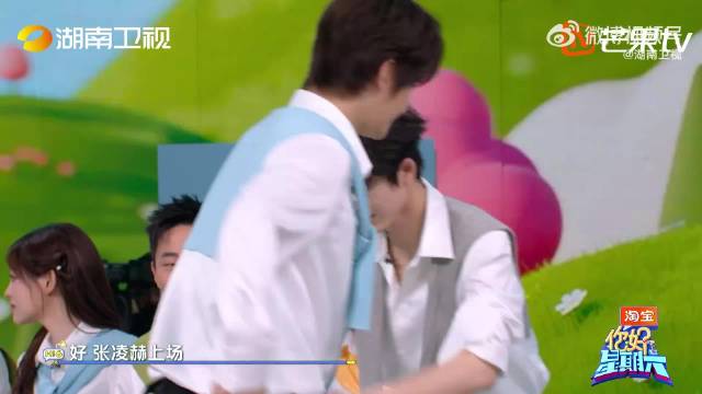 张凌赫快速复刻何老师三个表情包，全靠这张帅脸顶着