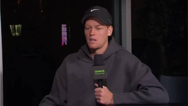 辛纳被主持人问及自己上传的赤裸上身训练视频