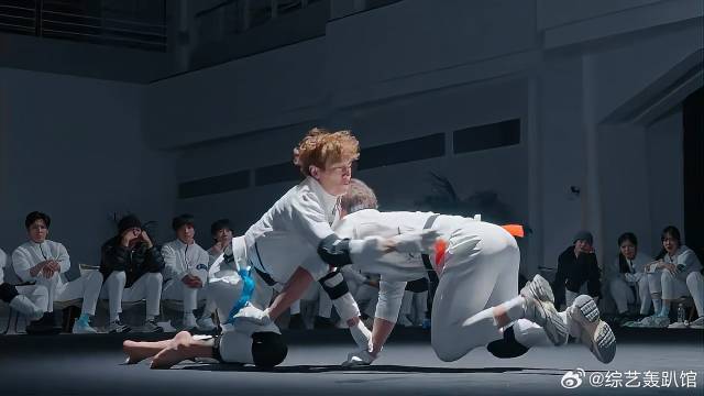 真男人巅峰对决！林更新PK前职业摔跤吴润华，旗鼓相当