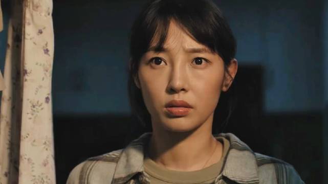 女子发现窗外老头偷窥，警方介入调查