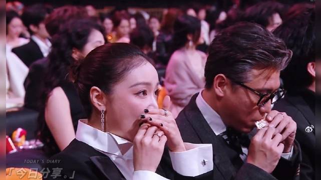 高叶李乃文微博之夜台下偷吃零食，默契互动显真实