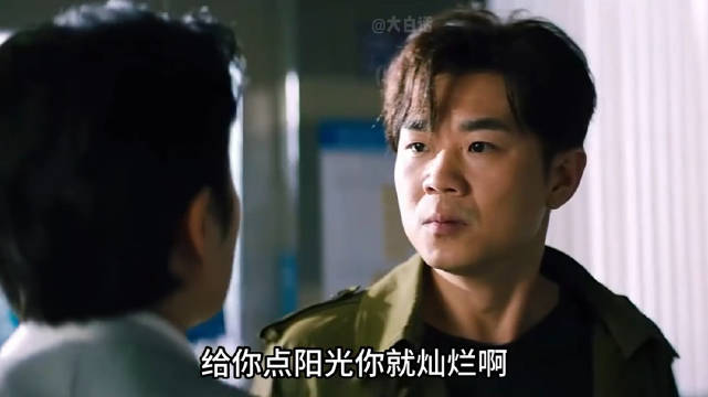 银行演习员工敷衍，大鹏严瑾认真扮劫匪