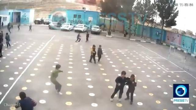 伊朗公布监控画面，美以导弹袭击加兹温学校