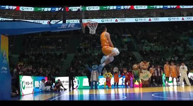 俞泽辰扣篮大赛预赛满分，杨鸣称未料其表现