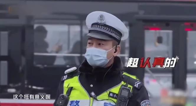 陈小春成都街头化身交警宣传安全，劝导市民戴头盔