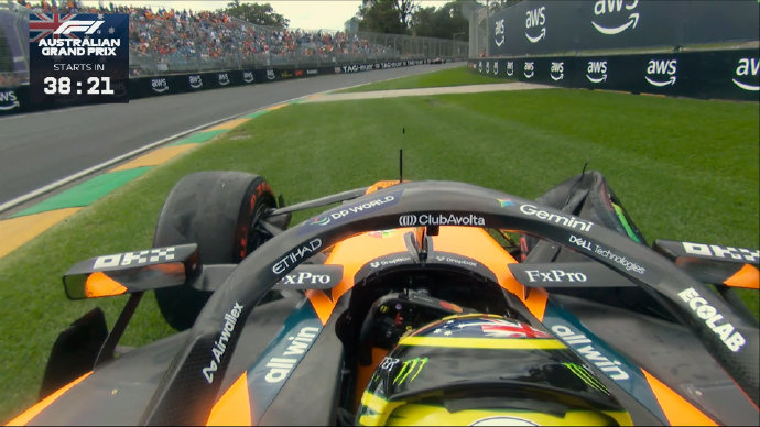 皮亚斯特里在2026年F1澳大利亚大奖赛出场圈撞墙的具体原因是什么？