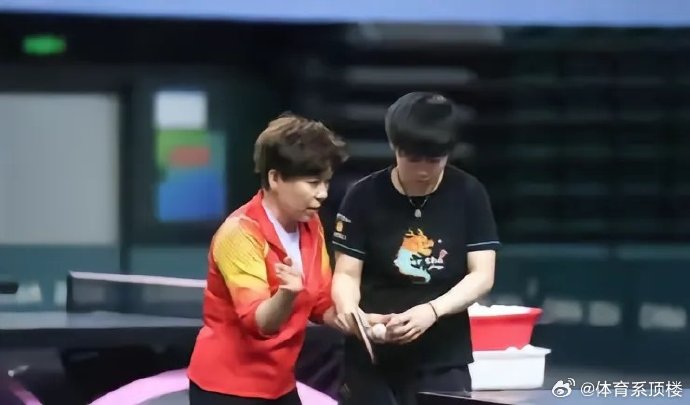 业内前辈如邓亚萍和侯英超对孙颖莎的技术有哪些具体评价？