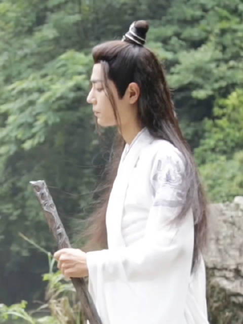 肖战白衣造型演绎魏无羡仙气灵动