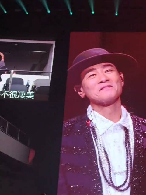 她在闹 他在笑 山鸡哥看应采儿满脸都是宠溺 真夫妻就是好嗑