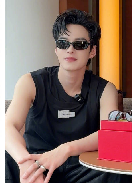 何与分享活动造型巧思，透露备考赛车驾照进展