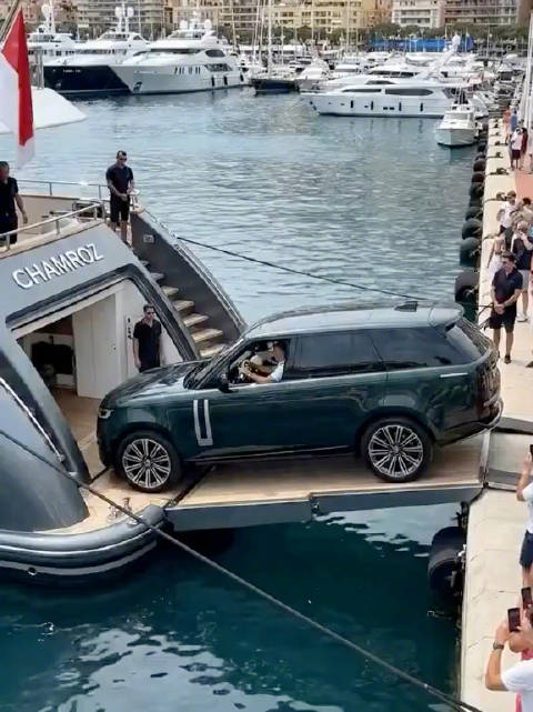 有钱人的烦恼， 他的豪华SUV艰难的开上超级游艇