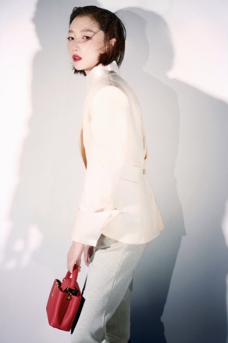 周冬雨近年来的形象转型，对这次非遗推广活动有何帮助？