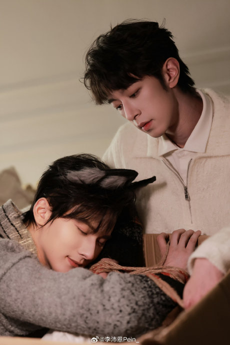 李沛恩和江衡除了工作外，还有哪些其他风格的合照或互动？