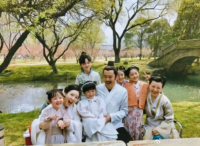 网友们对《知否》演员戏外反差互动的主要评价和讨论焦点是什么？