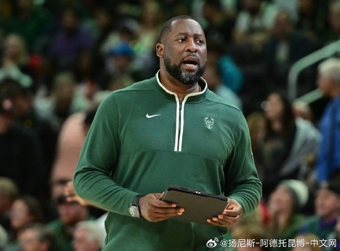 雄鹿队主教练阿德里安·格里芬将如何调整战术，以解决字母哥复出后球队的两连败困境？