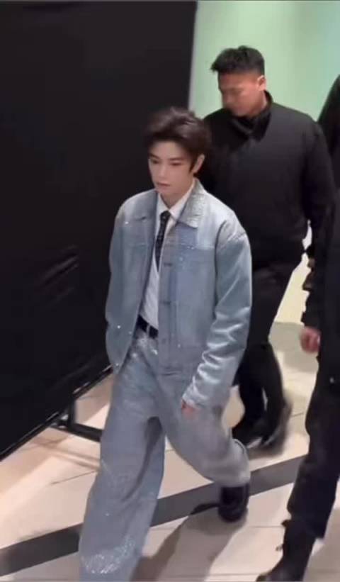 这个牛仔look丁禹兮好闪好帅