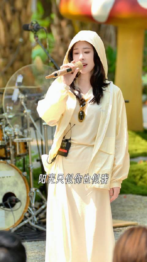 版纳雨林间阳光似我似你，声声入人心，@张碧晨 的演绎，太有故事感！