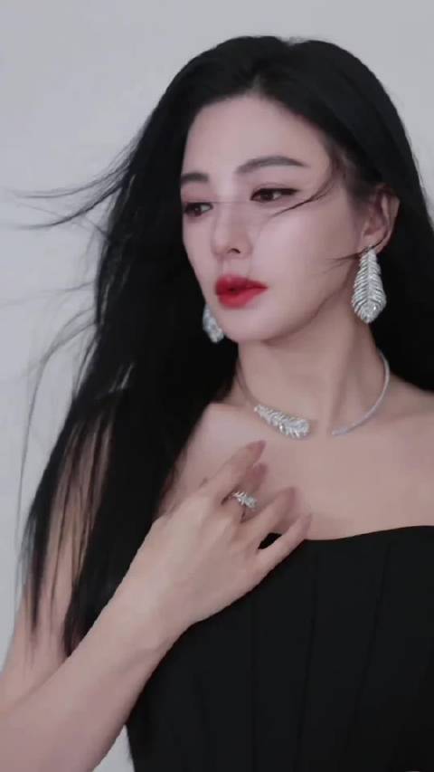 张雨绮直播避谈敏感话题，影视综艺遭拒引关注