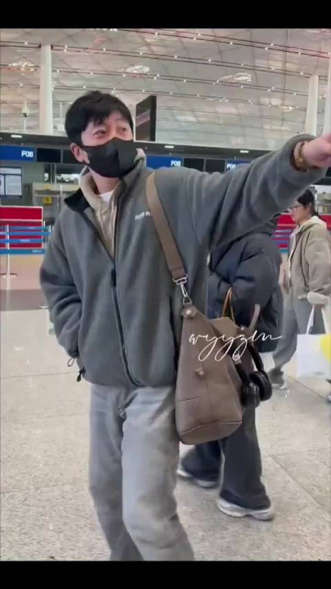 郭京飞调侃李乃文岁数大要面子，李乃文配合挥手