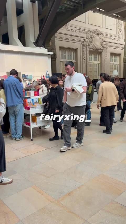 何与在巴黎笑的好开心，这套黑色衣服好帅！衣材比例嘎嘎板正