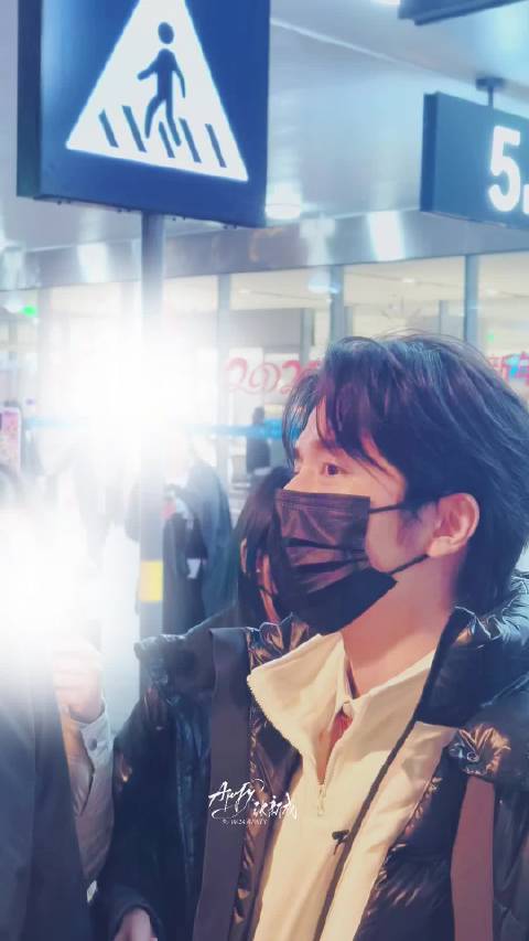 张新成路演回应粉丝夸赞爱猫，互动暖心