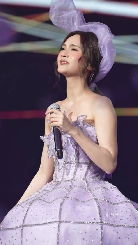 杨丞琳上海演唱会唱功真挚打动观众