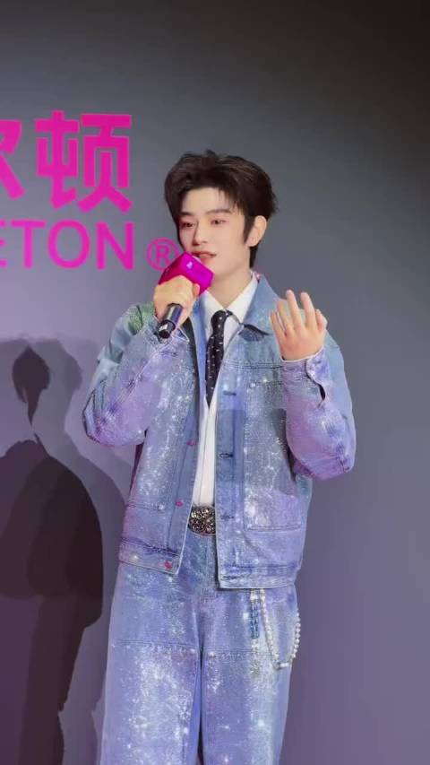 丁禹兮清唱《家后》害羞脸红，粉丝调侃唱等于叫老婆