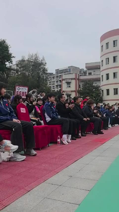 孙颖莎走进重庆校园，王曼昱等参加社区乒乓球赛