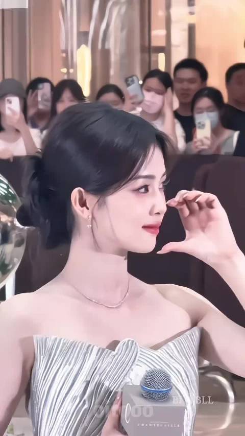 太可爱啦，这个鹿宝 一整个笑“妍”如